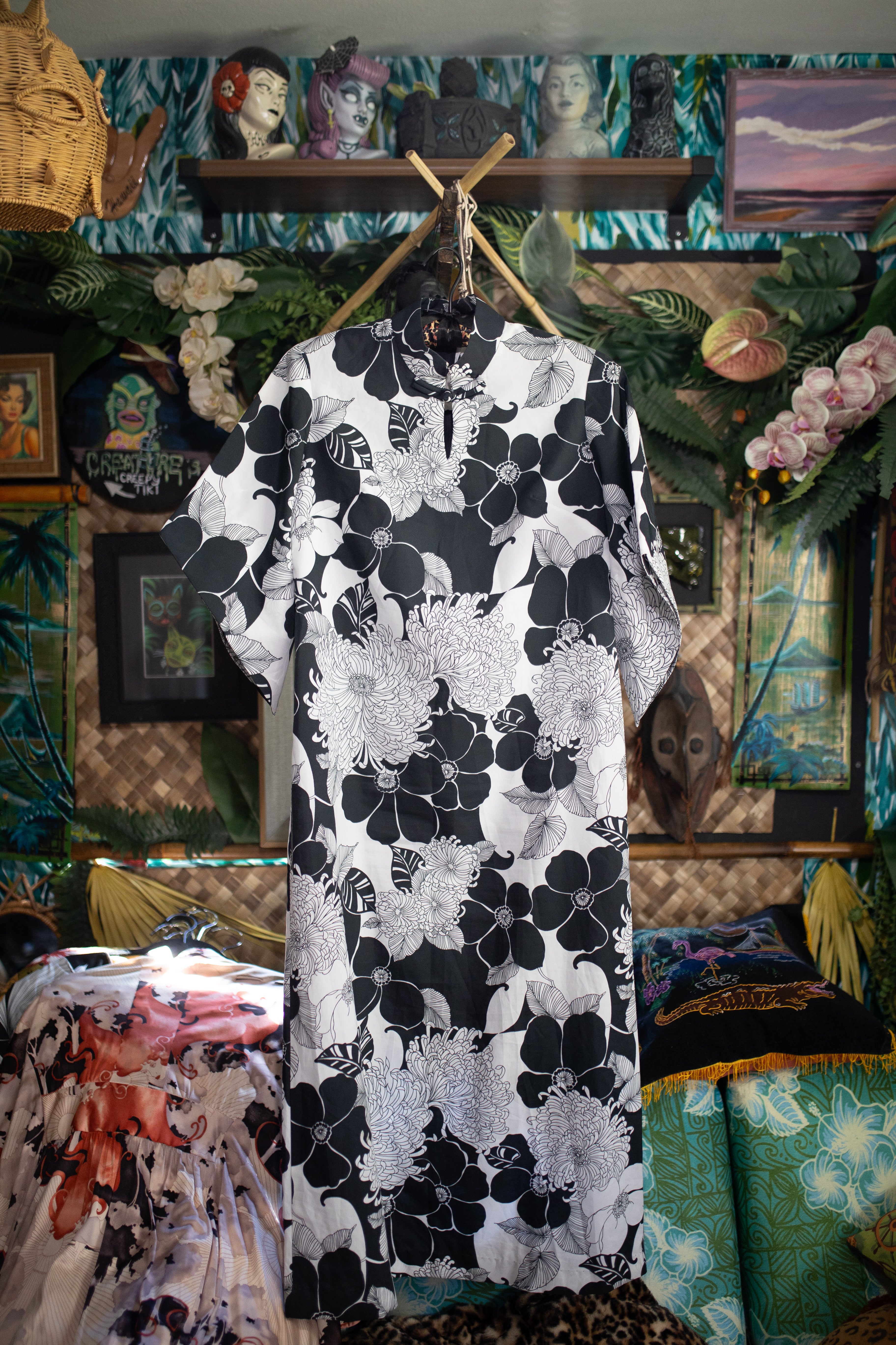 Black and White Floral Vintage Pake Muu