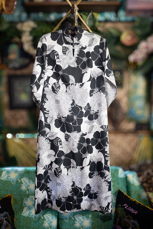 Black and White Floral Vintage Pake Muu