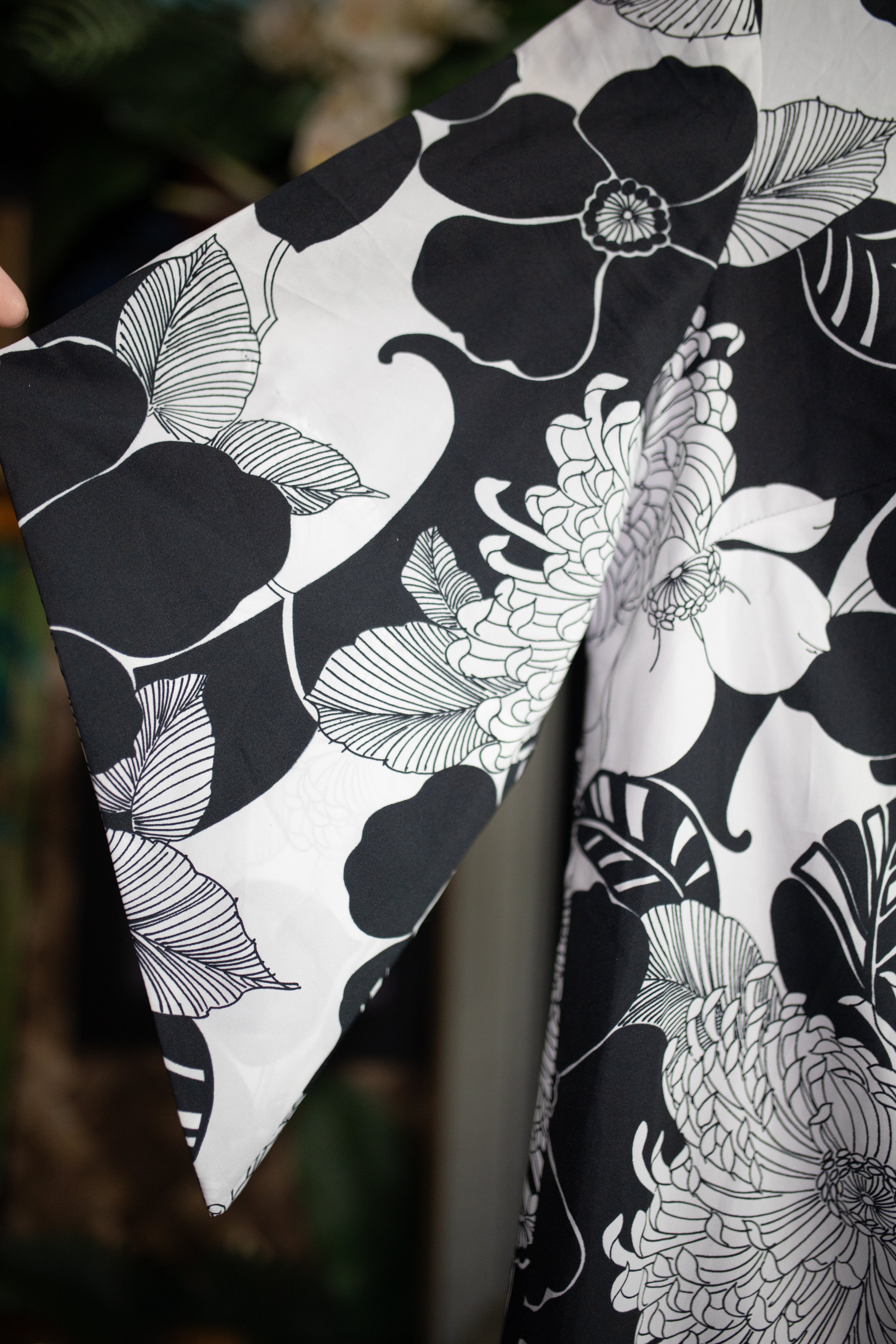 Black and White Floral Vintage Pake Muu