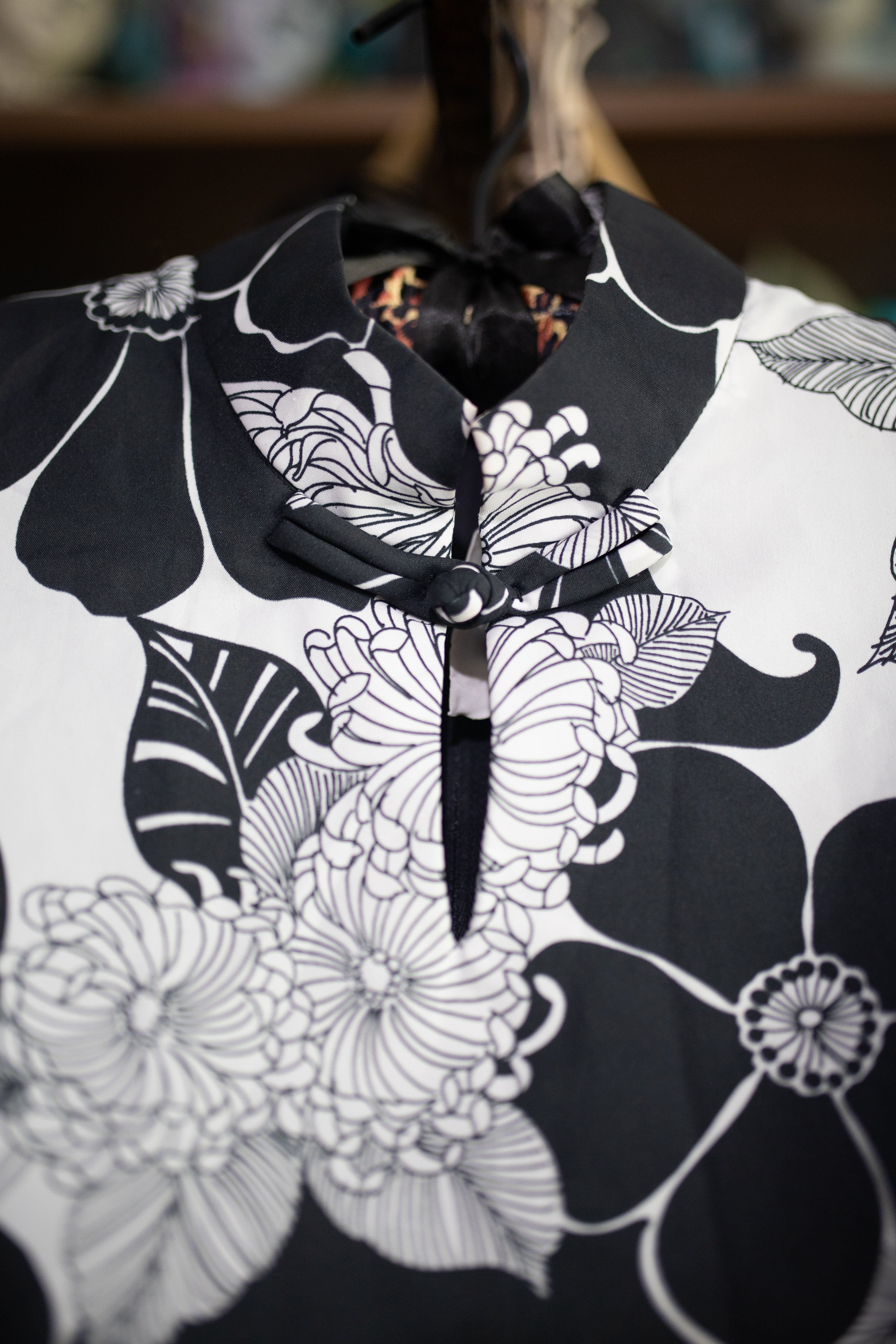 Black and White Floral Vintage Pake Muu