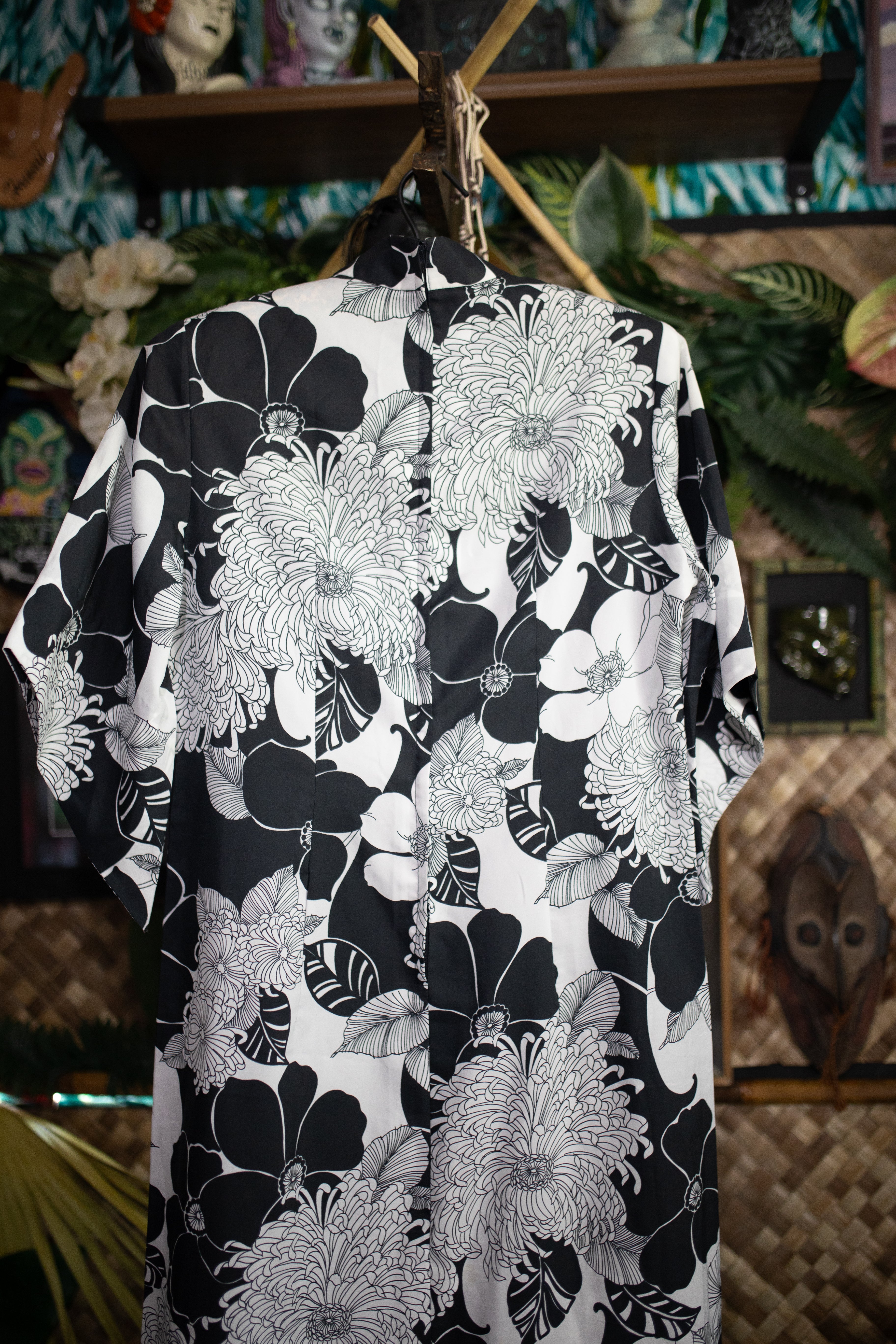 Black and White Floral Vintage Pake Muu